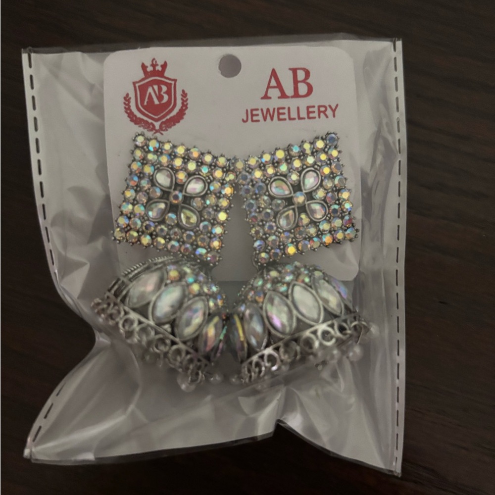 NIP Beautiful Vintage style Beaded and Crystal Earrings
